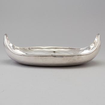 A Mexican 20th century silver boatshaped centerpiece bowl.