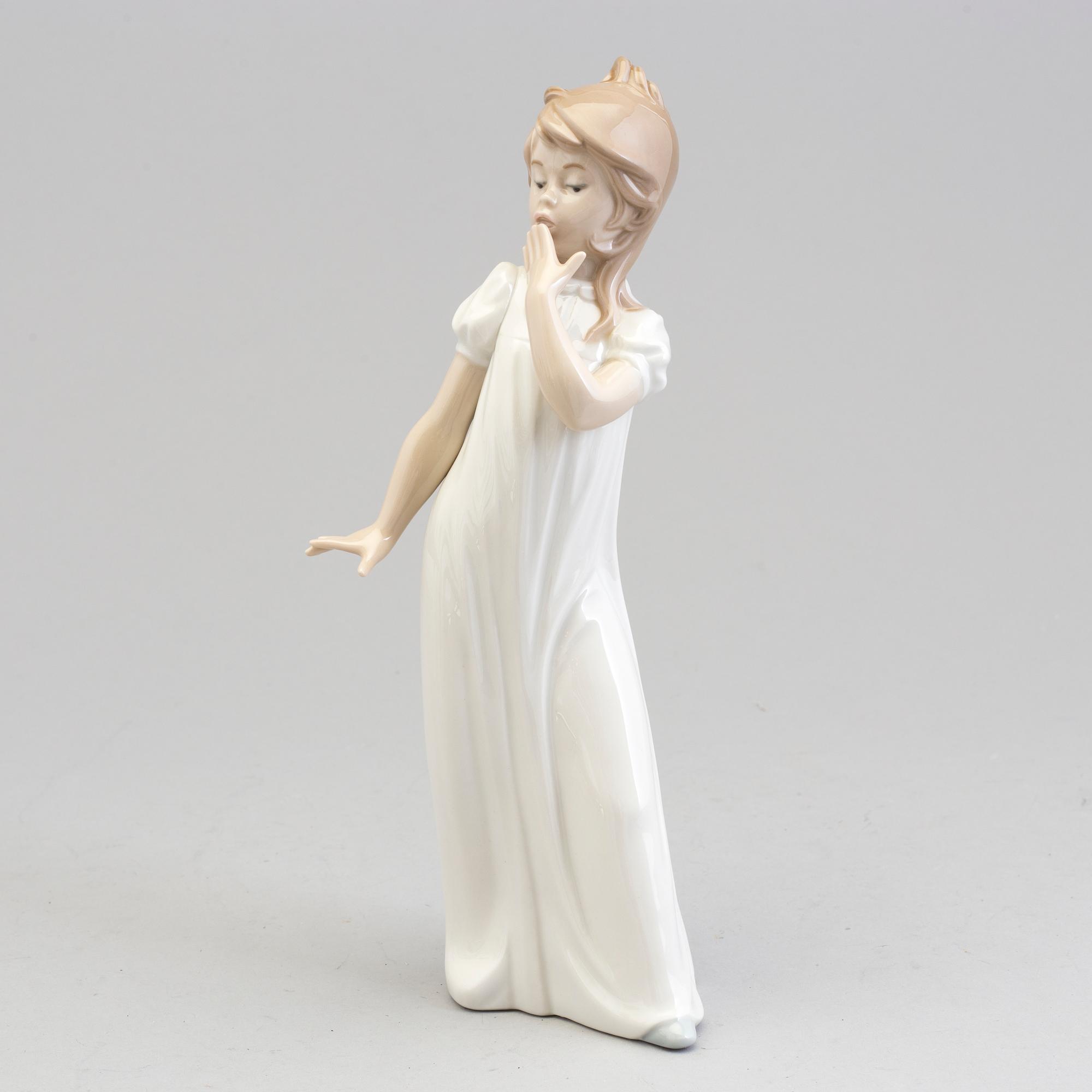 7 porcelain figurines by Lladro and Nao Spain in the second half of the 20th century.