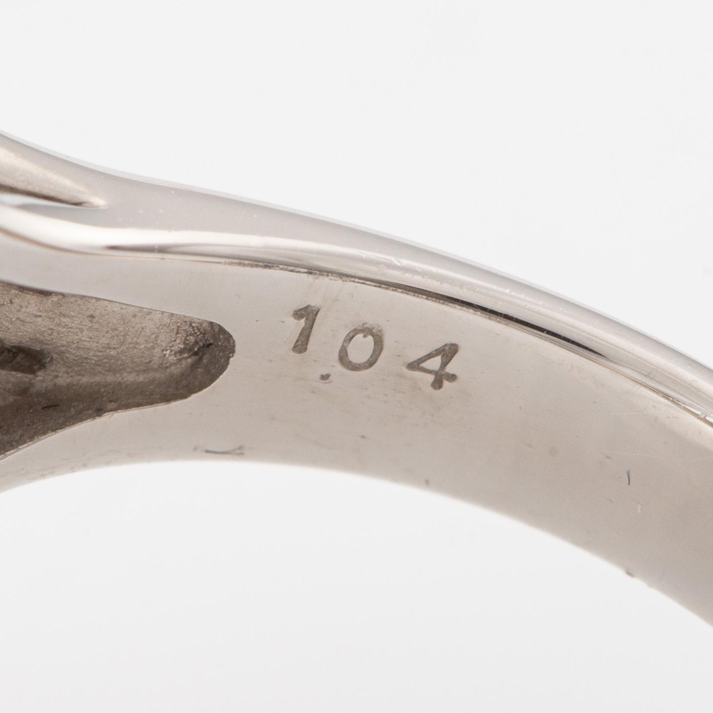 Ring in platinum set with a faceted sapphire and round brilliant- and baguette-cut diamonds.