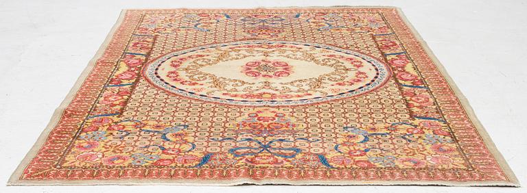 A semi-antique Tabriz carpet of Aubusson design. 246 x 171 cm.