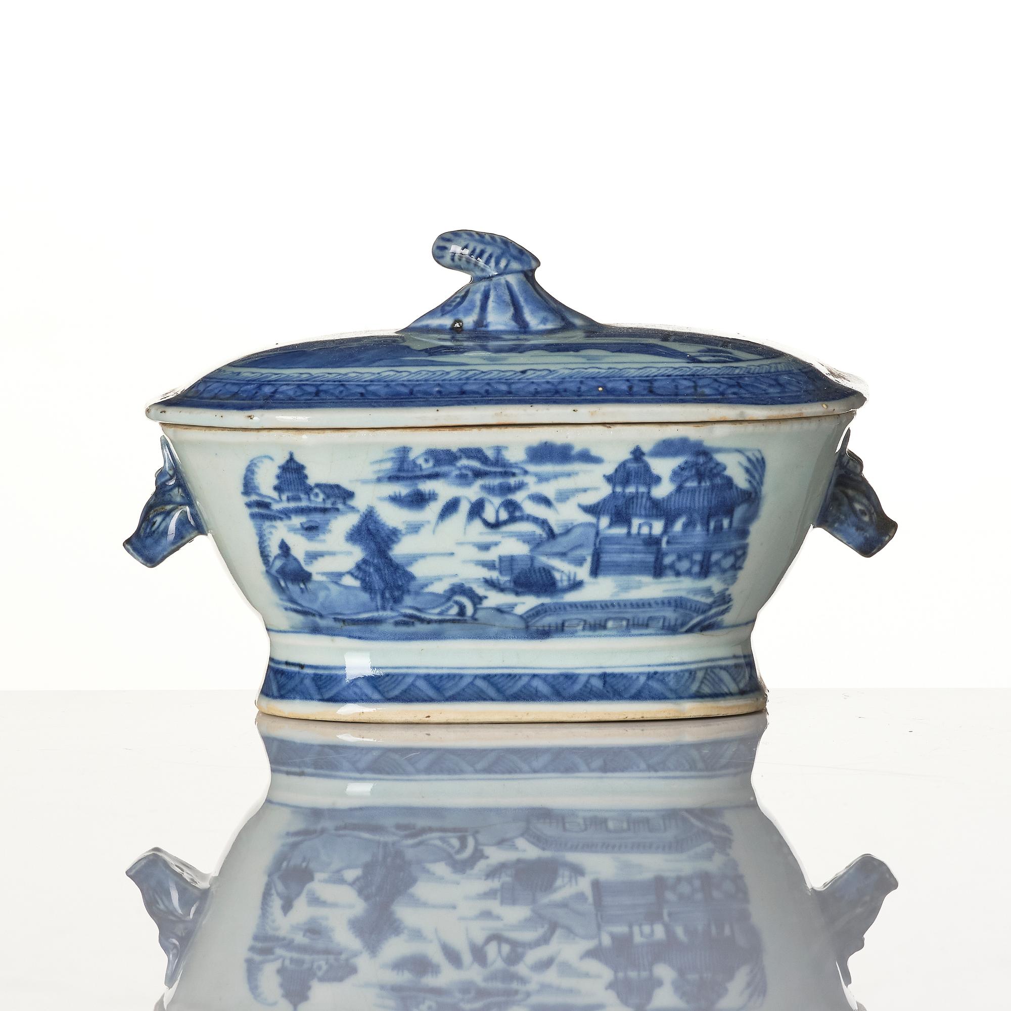A Chinese blue and white porcelain service, 16 pieces, Qing dynasty, Qianlong (1736-95).