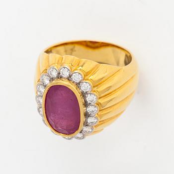 An 18K gold ring with a ruby and diamonds ca. 0.80 ct in total.