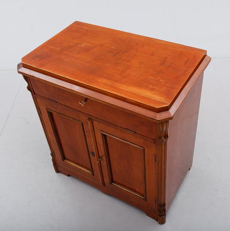 KOMMOD, omkring år 1900.