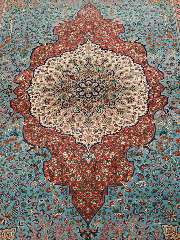 A carpet, an old Tabriz, ca 263,5-266 x 165,5-169,5 cm (as well as 1-1,5 cm blue and terracotta striped flat wear).