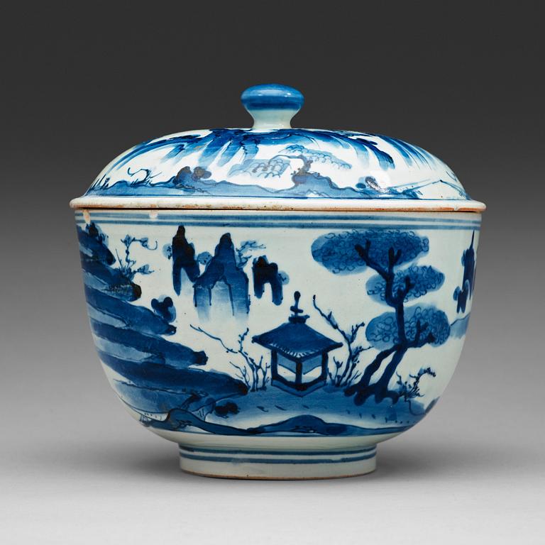 SKÅL med LOCK, porslin. Japan, omkring 1700.