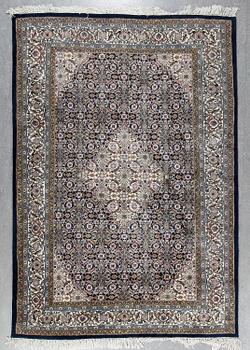 MATTA, möjligen Bidjar, ca 267x286 cm.