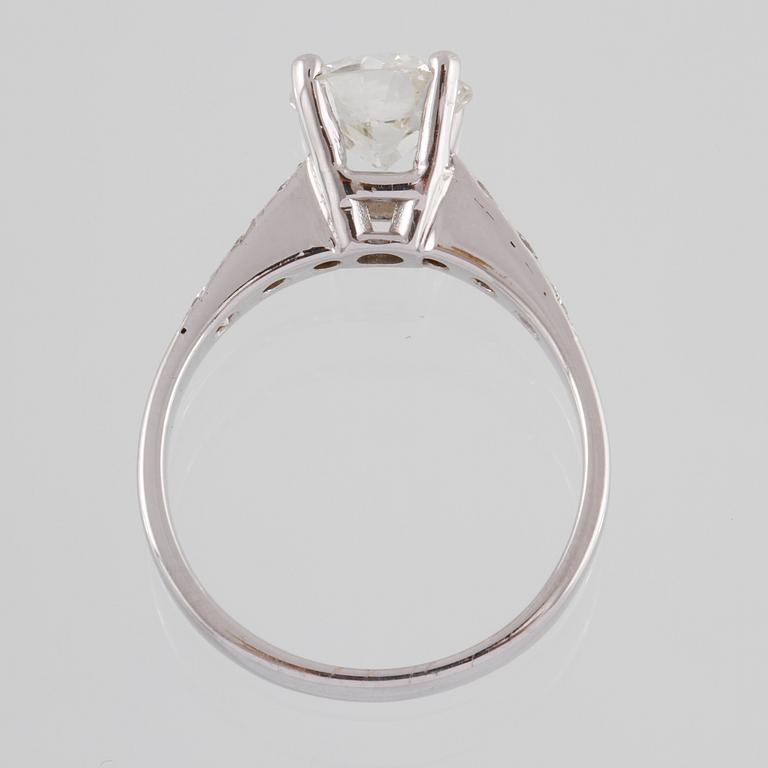 RING, 14k vitguld med äldre briljantslipad diamant, 1.61 ct samt 6 mindre briljantslipade diamanter. Vikt 4 g.