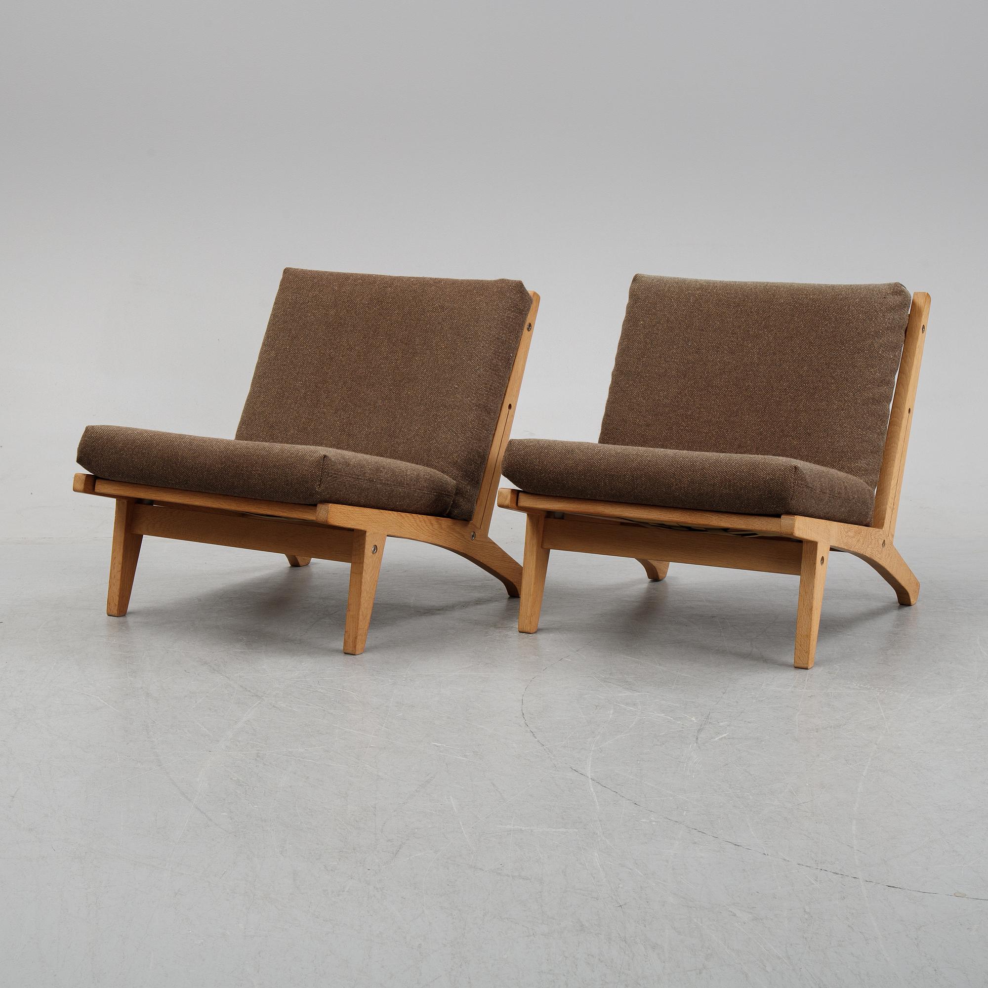 Hans J Wegner, a pair of oak easy chairs model 'GE-370', Getama, Denmark, second half of the 20th century.