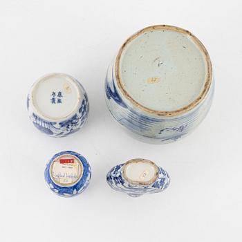 Two Chinese blue and white jars and two blue and white vases, 19th/20th century.