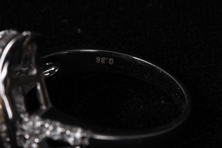 RING, 18k vitguld med briljanter, 0.38 ct enligt gravyr, och gul pärla. Tot 8 g.