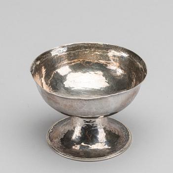 A SILVER BOWL LONDON 1905-6.