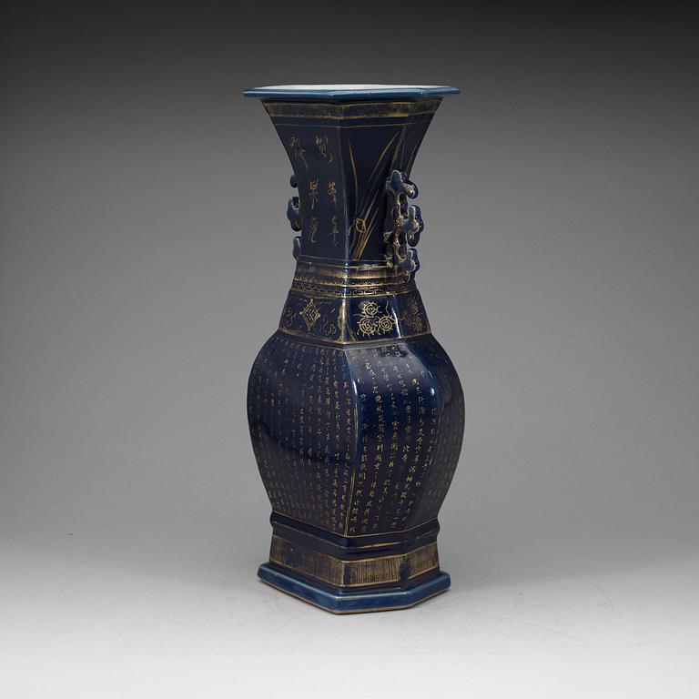 VAS, porslin. Qingdynastin, 1800-tal.