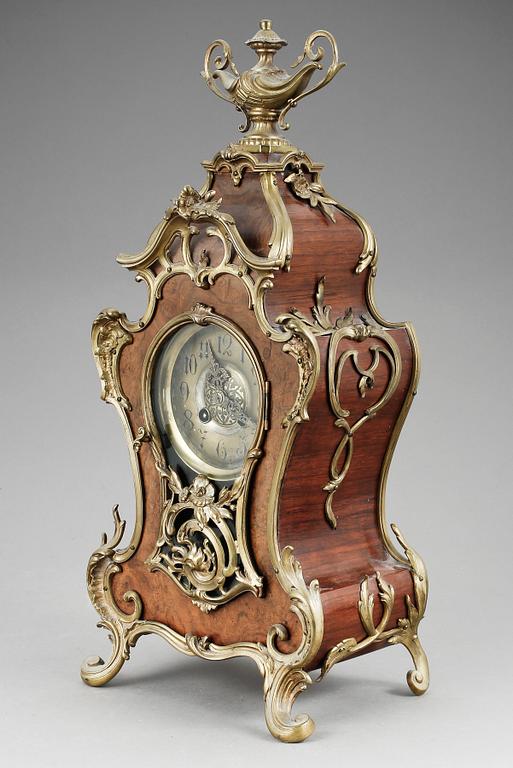 BORDSPENDYL, Louis XV-stil, 1900-talets början.