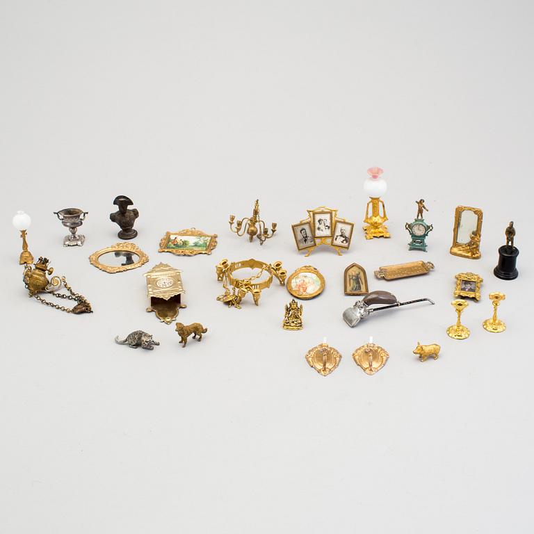 A lof of fifty pieces of dollhouse furniture and accessories, 19/20th century.