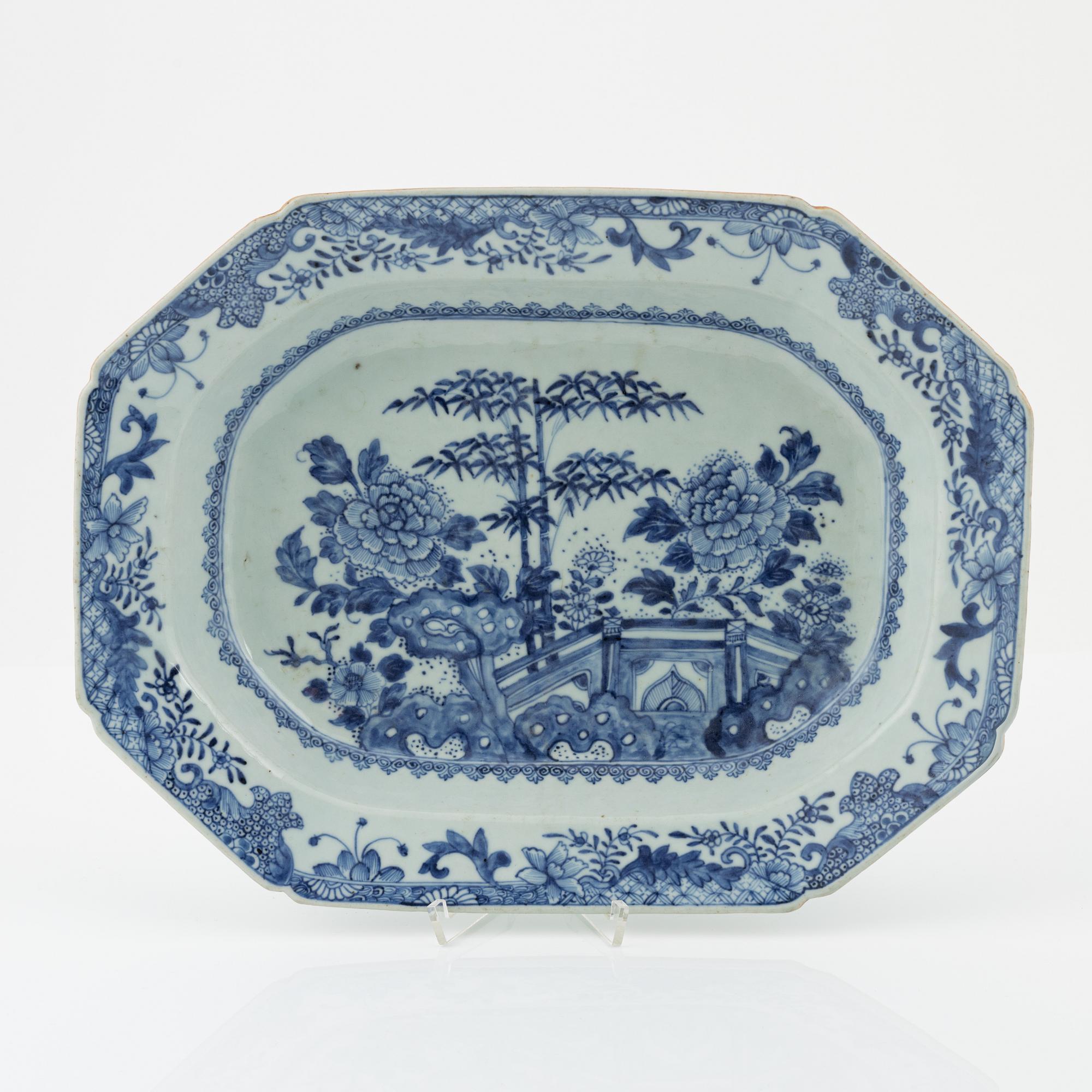 A Chinese blue and white tureen dish, Qing dynasty, Qianlong (1736-1795).