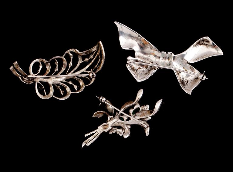 BROSCHER, 3 st, silver och markasiter, 1900-talets första hälft.