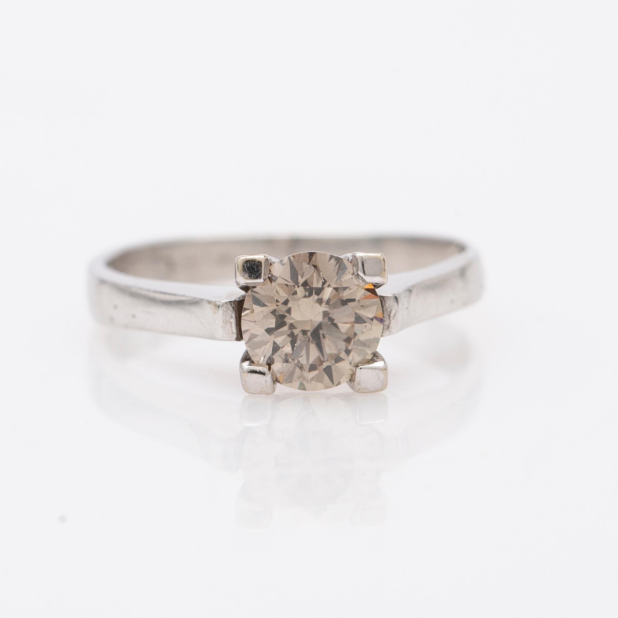 Ring, 18K vitguld med briljantslipad diamant.