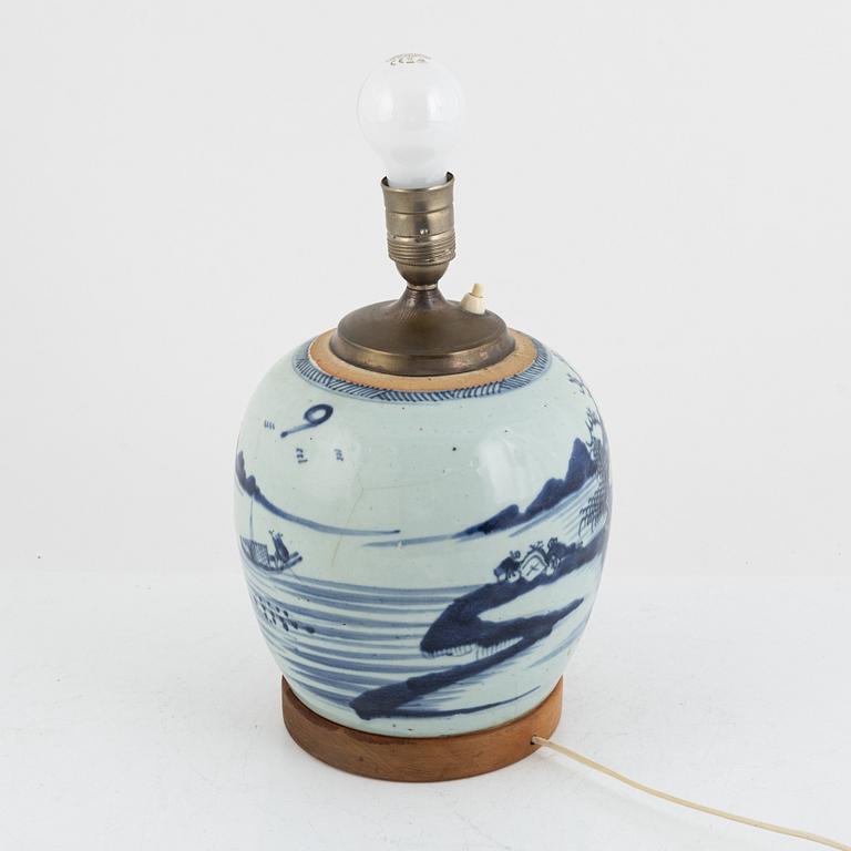 A blue and white Chinese jar / table lamp, Qing dynasty, 19th century.