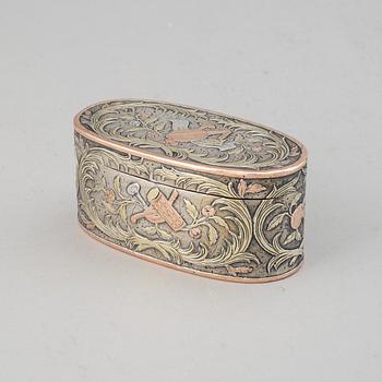 A French 18th century silver and two tone gold snuff-box, unidentified makers mark, Paris 1761.