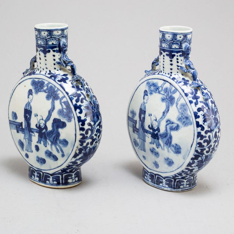 Two blue and white porcelain moon flask, Qing dynasty, Guangxu (1875-1908).