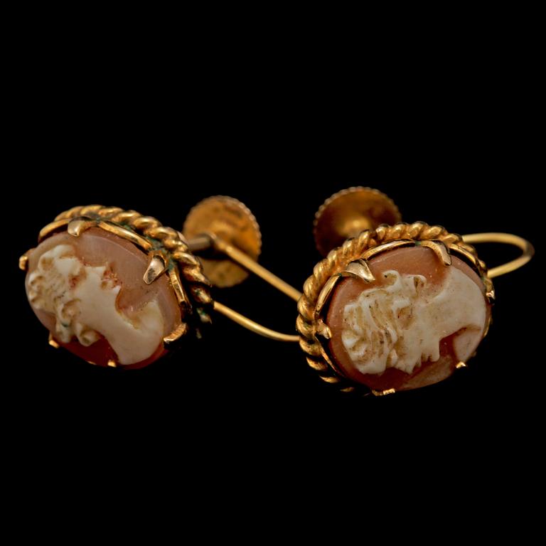 SNÄCKSKALSKAMÉ, 18k guld, Ceson, Göteborg, 1942 samt örhängen, 9k guld, 1900-tal. Tot vikt 28 g.