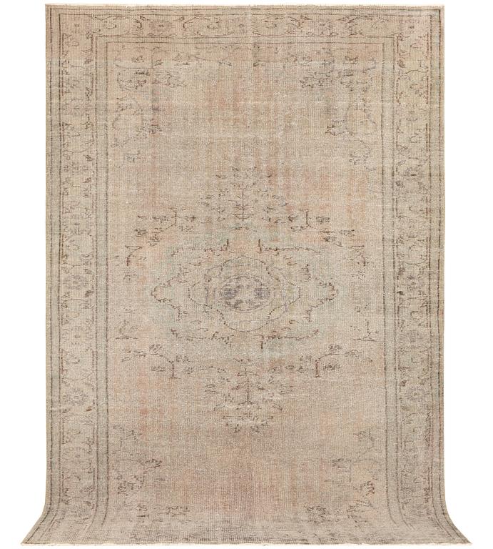 A vintage design Kilim carpet, c. 294 x 197 cm.