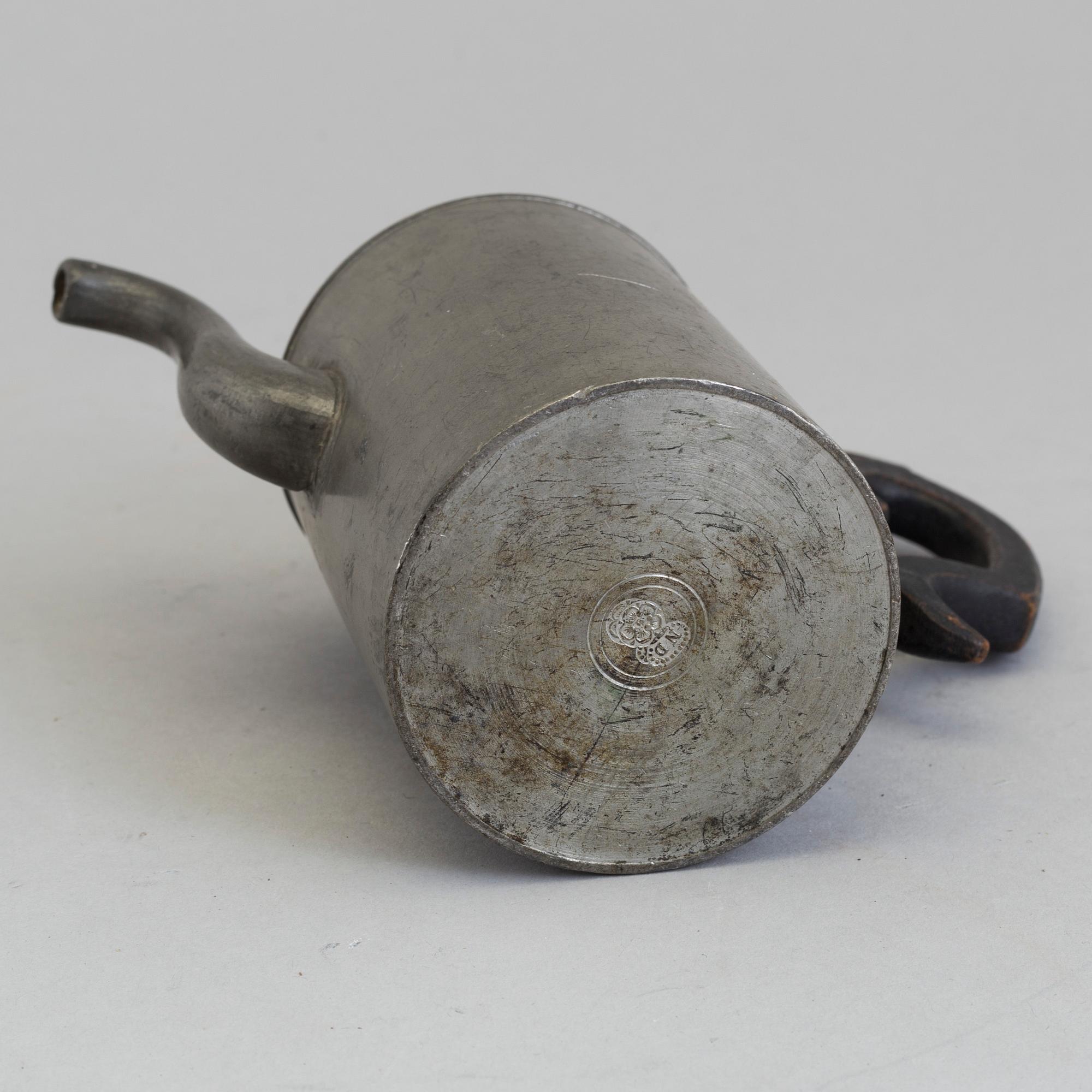 A 17TH/18TH CENTURY PEWTER CHOCOLATE POT.