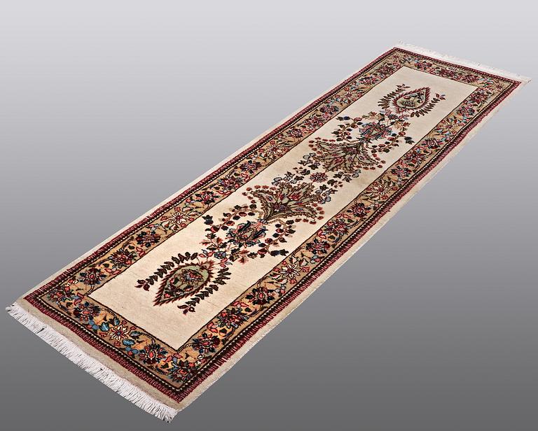 A runner, Tabriz, signerad Tabatabai, ca 210 x 65 cm.