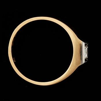 RING, 18k guld med briljantslipad diamant ca0,20ct. Vikt 5g.