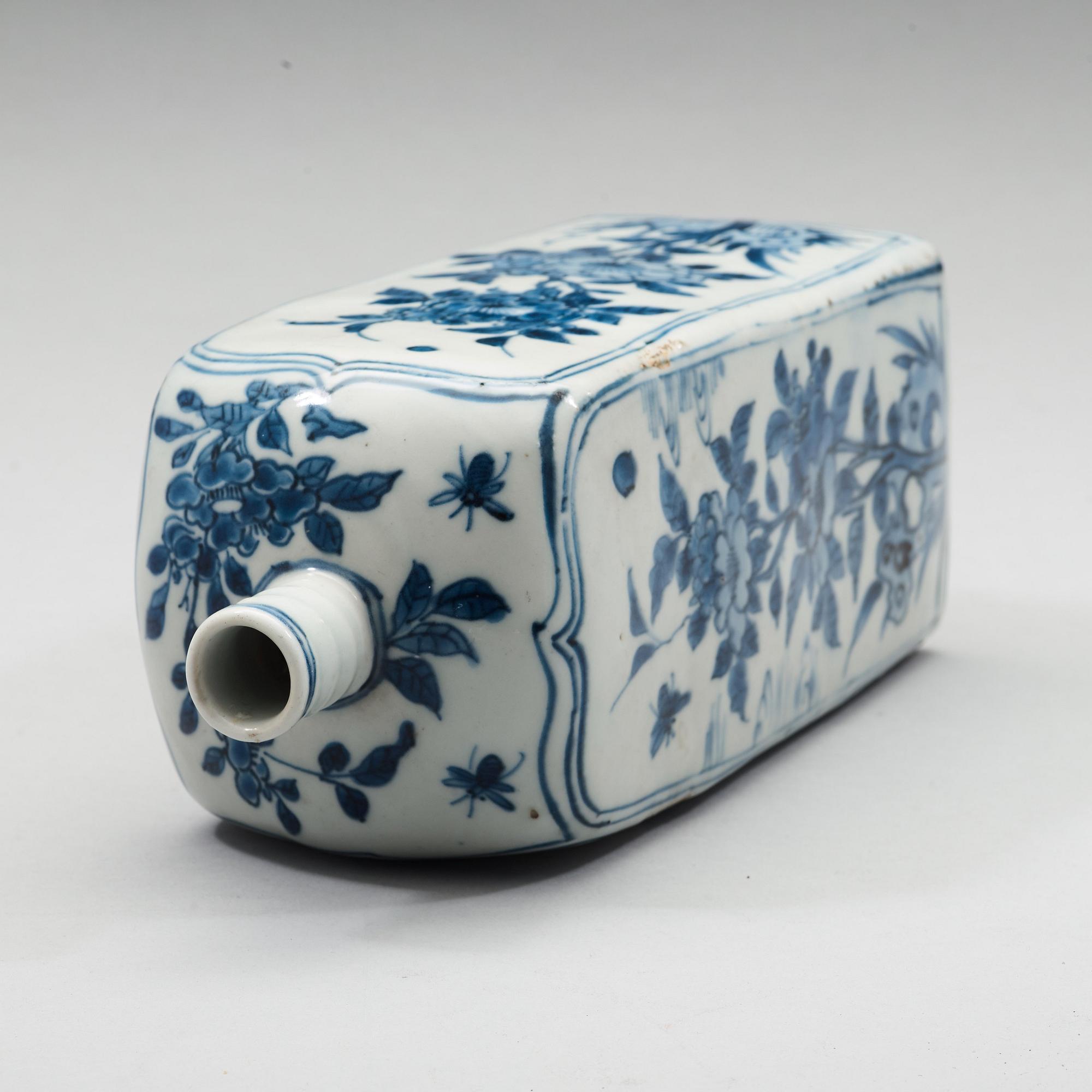 A blue and white bottle flask, Ming dynasty, Wanli (1572-1620).