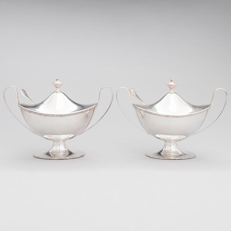Firma CARL FREDRIK CARLMAN, SOCKERSKÅLAR med STRÖSKEDAR, ett par, silver, gustaviansk stil, Stockholm 1928-29.