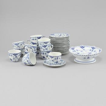 KAFFESERVISDELAR, 14 delar, "Musselmalet", Royal Copenhagen, 1900-talets andra hälft.