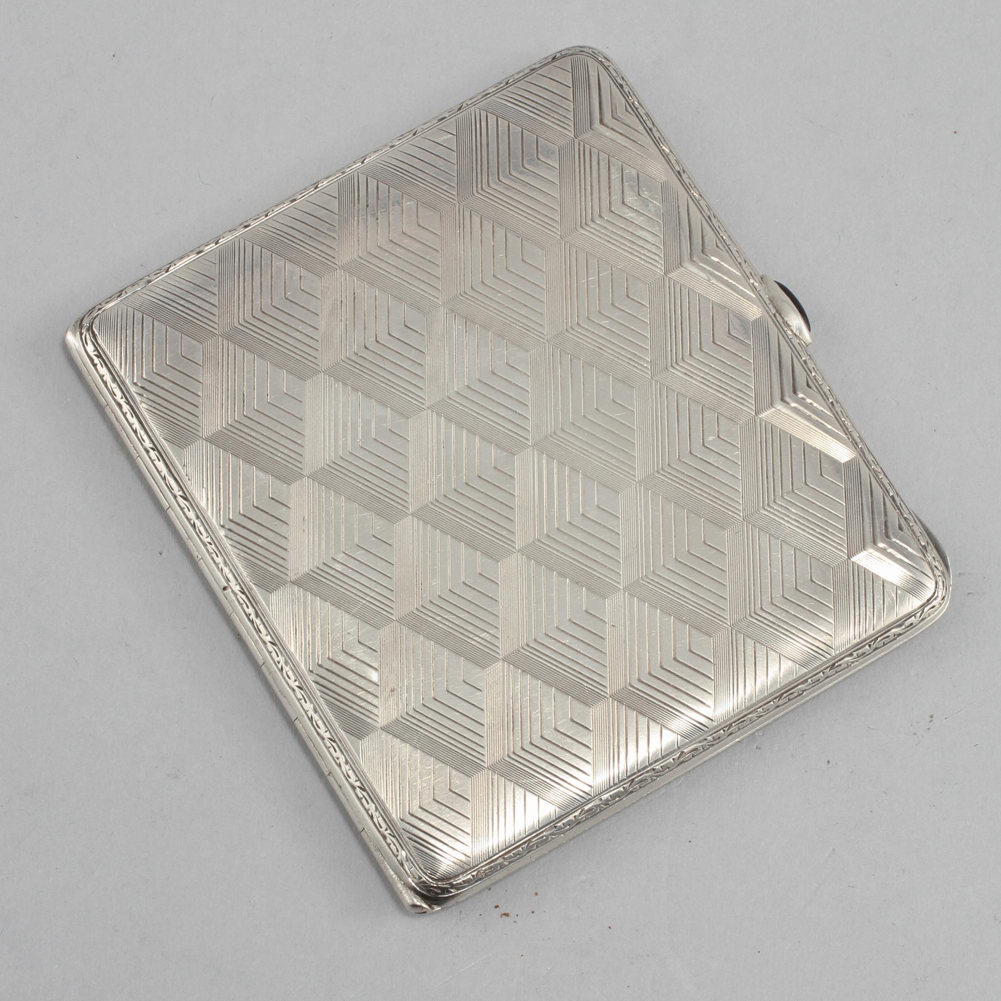 CIGARETTETUI, silver, importstämplad, omkring 1900-talets mitt. Vikt 95 g.