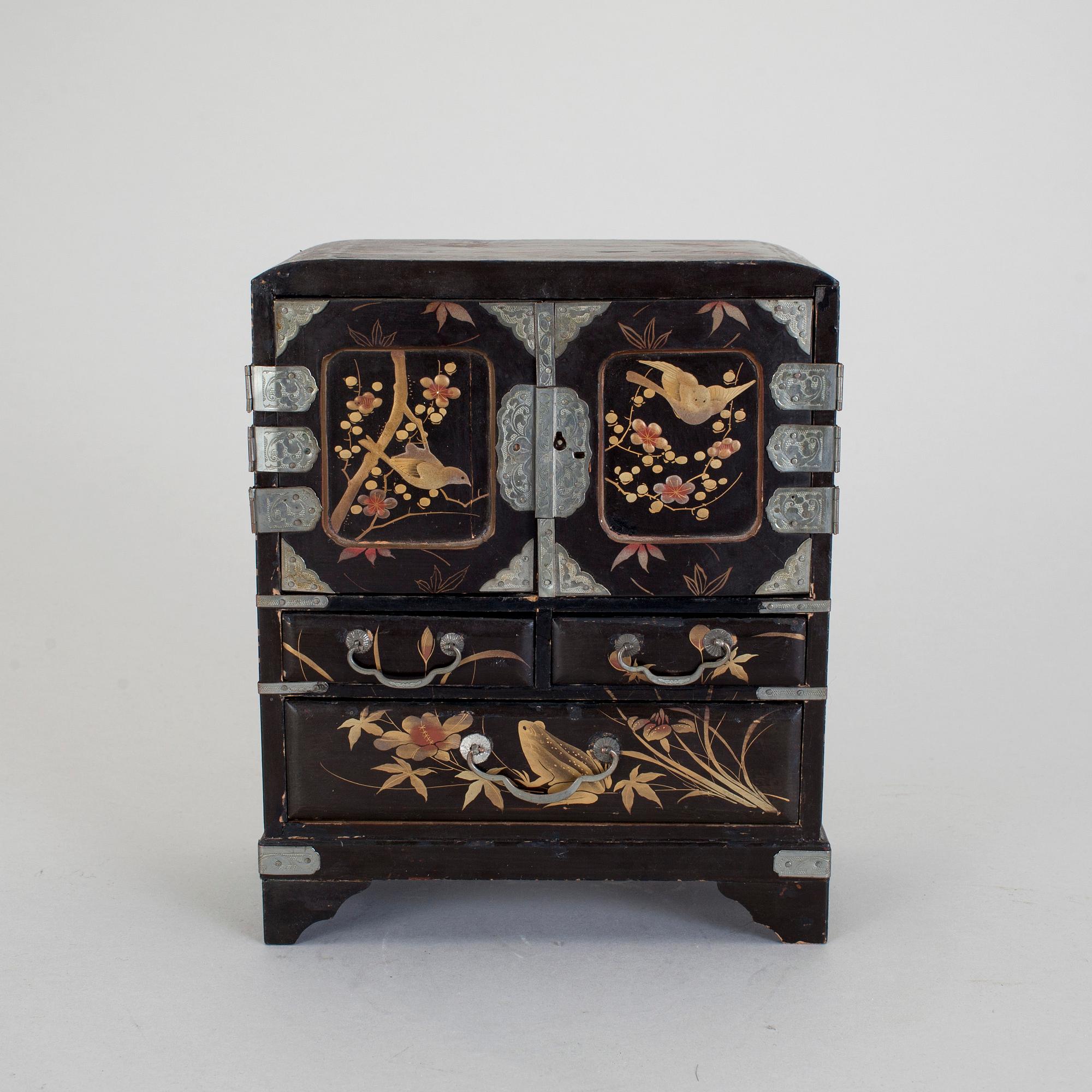 KABINETTSKÅP / SMYCKESKRIN, lack, Kina, omkring 1900.