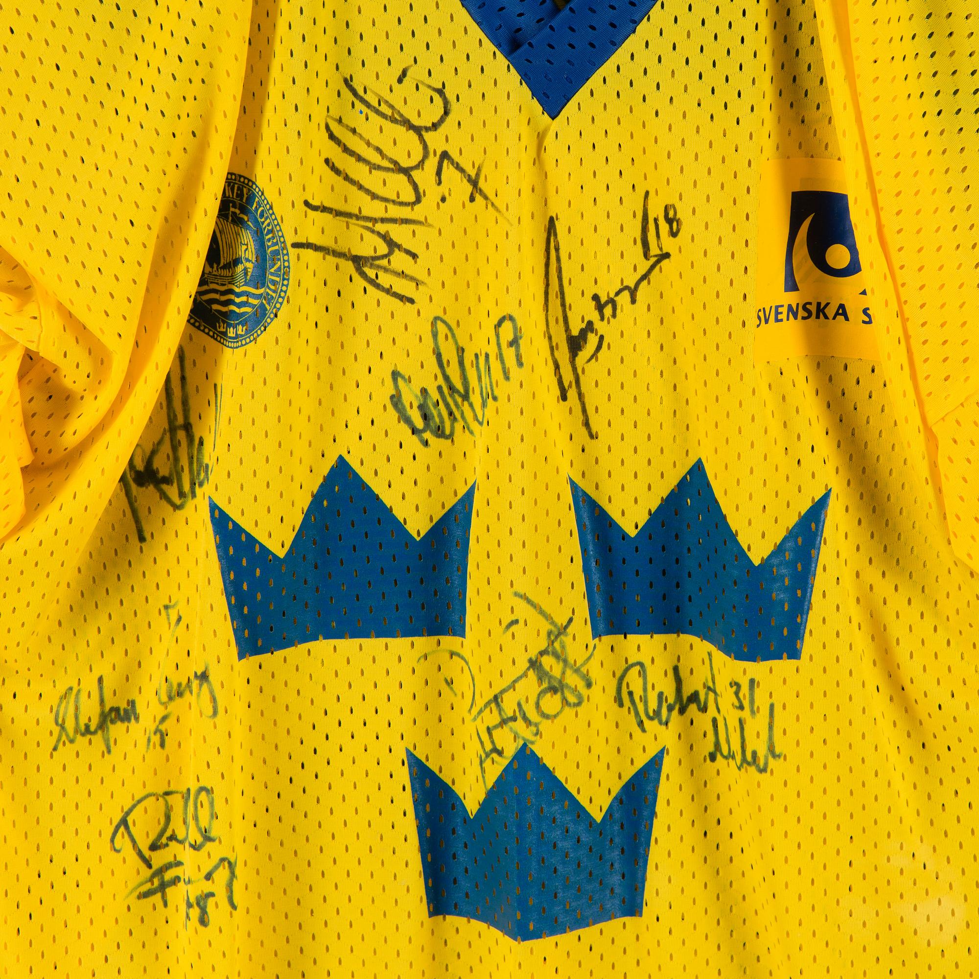 LANDSLAGSTRÖJA, tre kronor, VM - 95 i globen med 8 autografer.