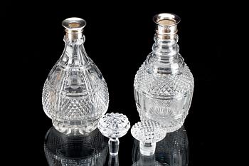 KARAFFER, glas, 2 st olika, med silvermontering, 1900-talets mitt.