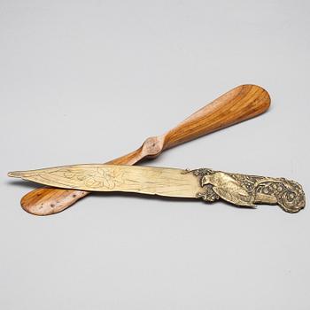 PAPPERSKNIVAR, 2 st. En  i mässing, art nouveau, Frankrike ca 1900, den andra i rytmiskt faner, 1900-talets början.