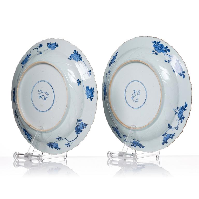 Fat, ett par, porslin. Kina, Qingdynastin, Kangxi (1662-1722).