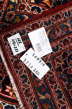 A carpet, Kashan, ca 373 x 282 cm.