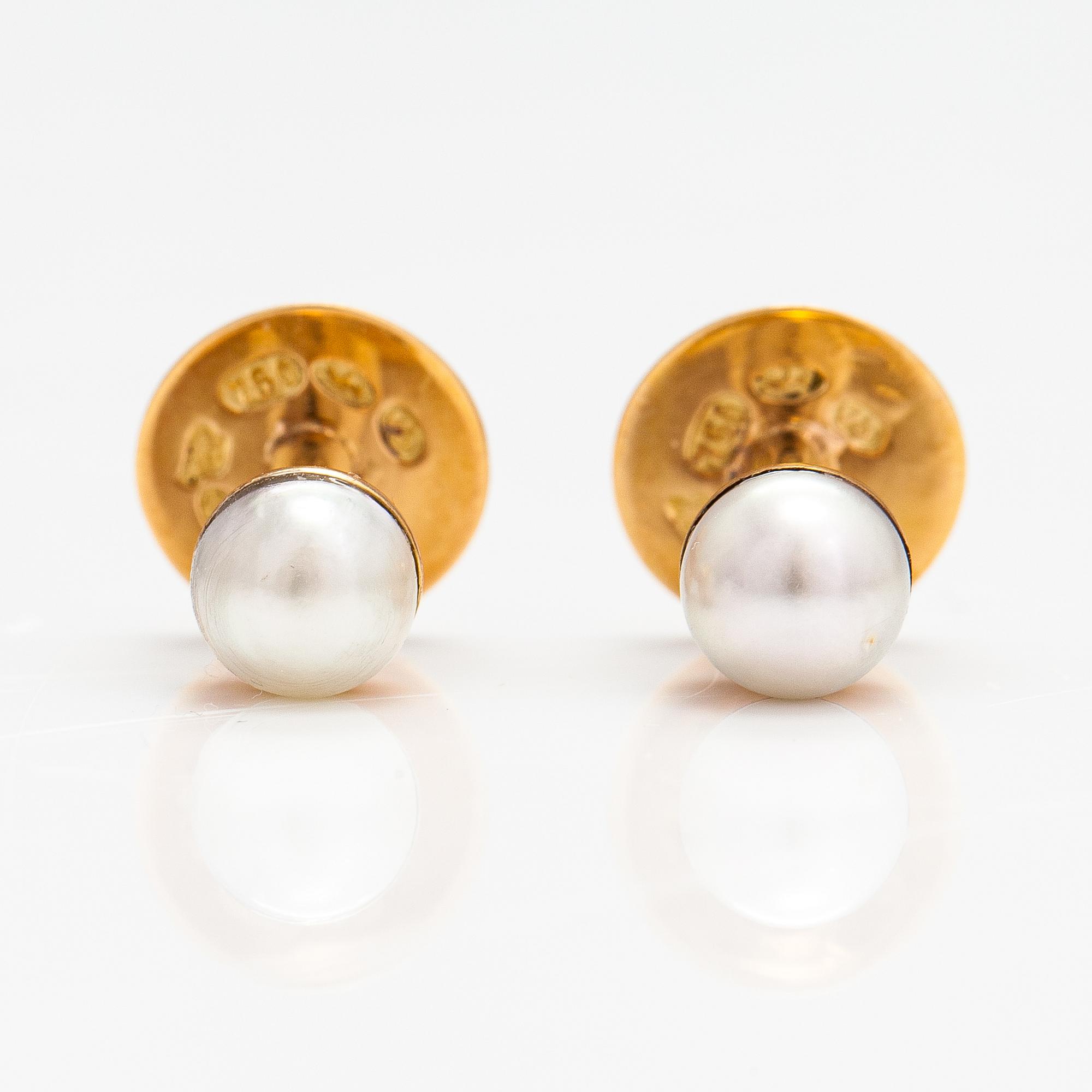 Nappeja frakkipaitaan, 18K kultaa ja viljellyt helmet. Iisakki Saha, Pori 1929.