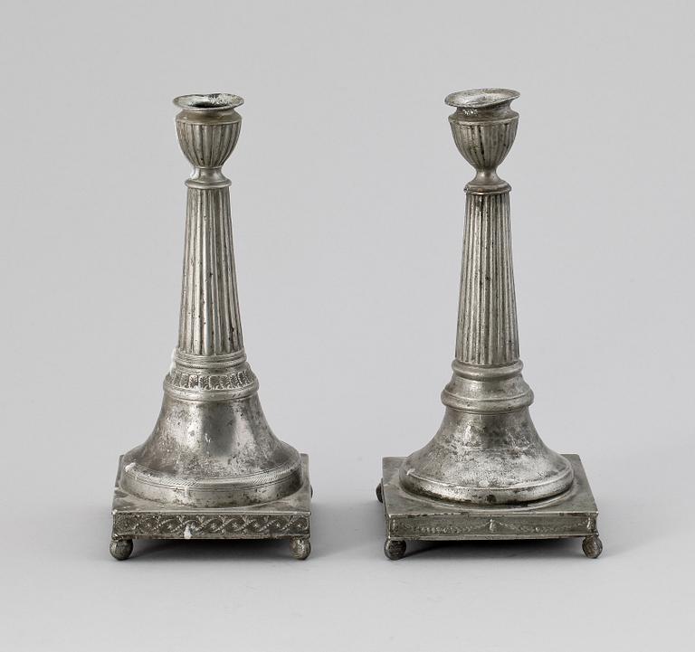 LJUSSTAKAR, 2 st snarlika, tenn, sengustavianska 1800-talets början.