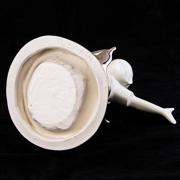 KIM SIMONSSON, veistos, posliinia, signeerattu KIM, numeroitu 11/30.