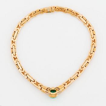 Bulgari collier med en cabochonslipad smaragd 12.51 ct enligt gravyr samt runda briljantslipade diamanter.