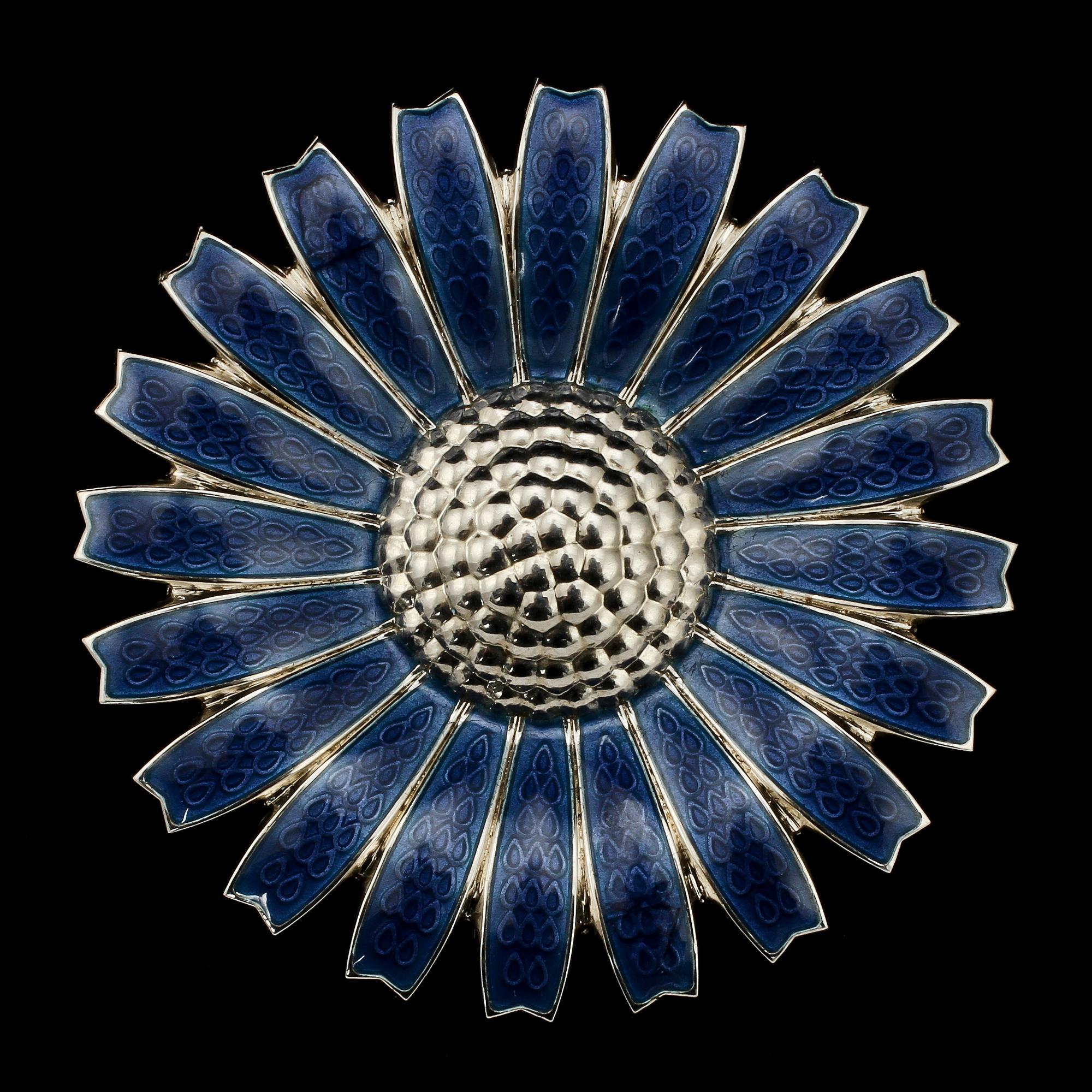 BROSCH, sterlingsilver samt emalj, "Daisy", Georg Jensen. Vikt 18 g.