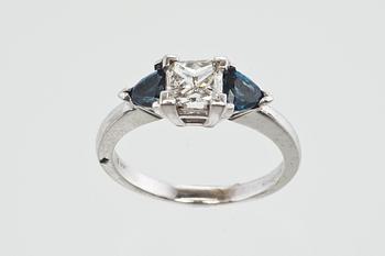 A DIAMOND / SAPPHIRE RING 1,15 ct.