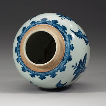 A blue and white jar, Qing dynasty, Kangxi (1662-1722).