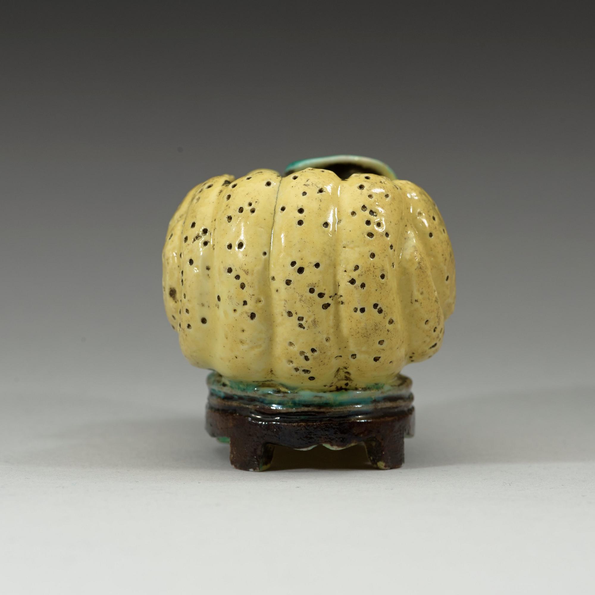 PENSELBAD, bisquit. Qingdynastin 1800-tal.