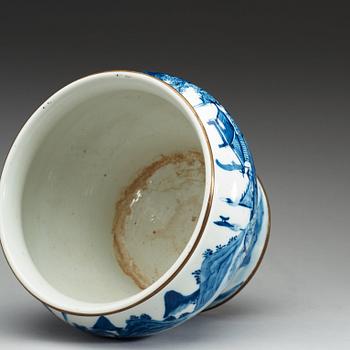 A blue and white flower pot, late Qing dynasty.