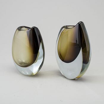 GUNNAR NYLUND, 2 glass vases, "Shark tooth", Strömbergshyttan.