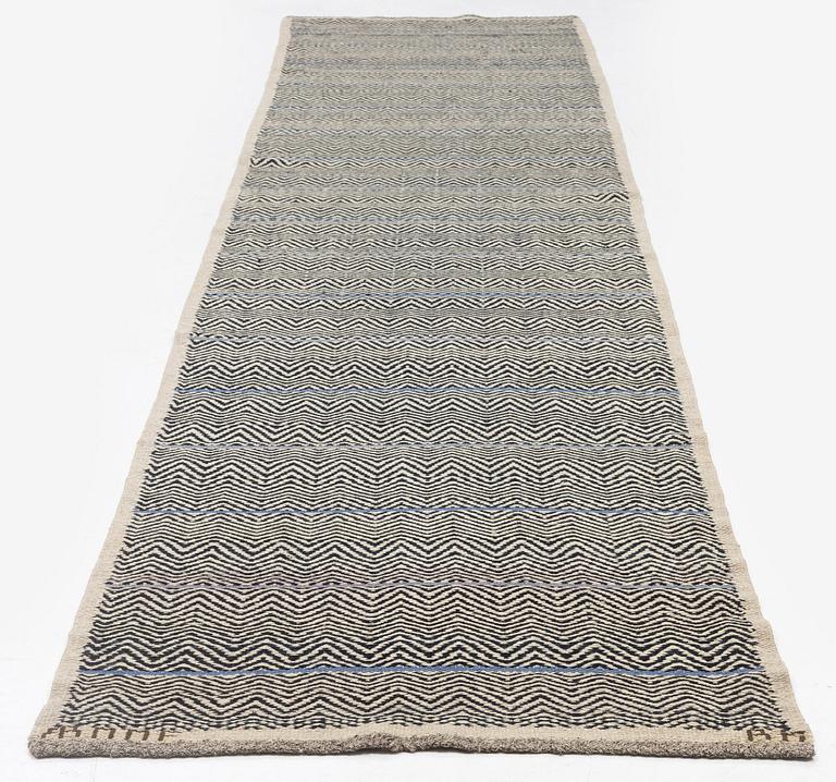 Barbro Nilsson, gallerimatta, "Rosengång med blå rand", Rosengång, ca 450,5 x 101 cm, signerad AB MMF BN.